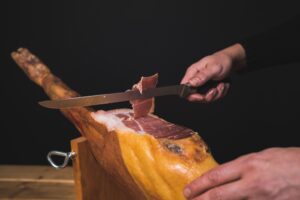 Lee más sobre el artículo 7 Razones por las que contratar a un cortador de jamón para tu evento