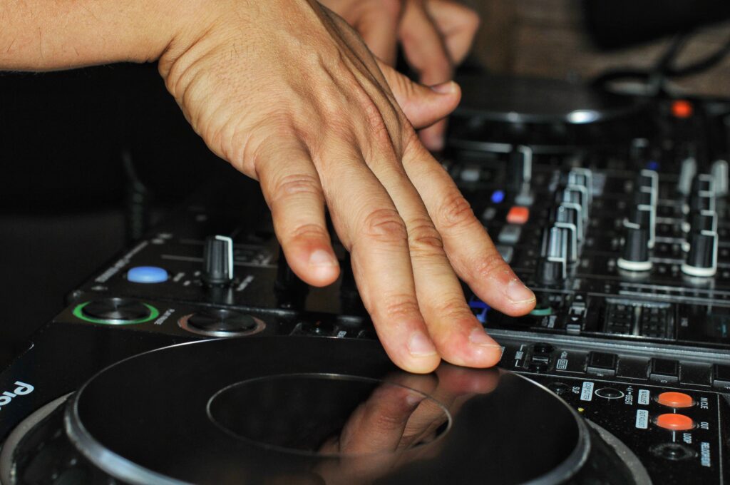 por qué contratar un dj para eventos