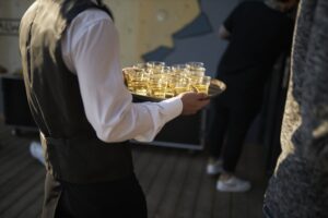 Lee más sobre el artículo Por qué es necesario contratar un camarero para tus eventos