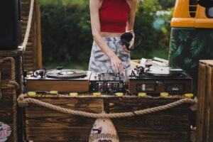 Lee más sobre el artículo Sonido para eventos al aire libre: qué debes tener en cuenta